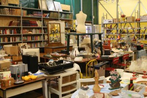 Interno del mercatino dell'usato di Arcore Monza e Brianza