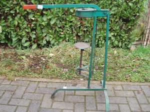 utensile per tappare le bottiglie di vino