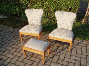 due poltrone con poggiapiedi