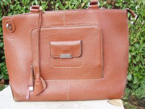 borsa marrone con particolari in metallo