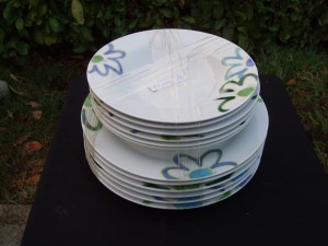 piatti piani e fondi con disegni floreali blu