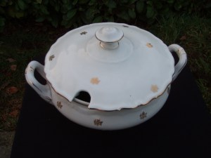 zuppiera con decori in oro