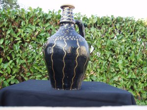 anfora nera con disegni