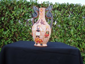 anfora decorata in ceramica rosa