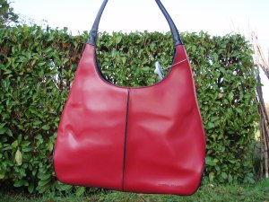 borsa rossa con manici neri