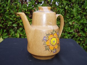 teiera con fiore giallo