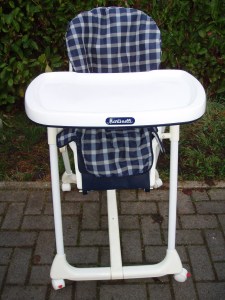 seggiolone in plastica blu e bianco della peg perego