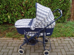 carrozzina inglesina blu a scacchi