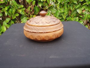 scatola lavorata in legno rotonda