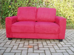 divano due posti in raso rosso
