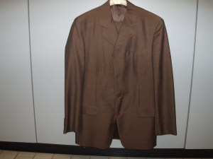 completo uomo marrone