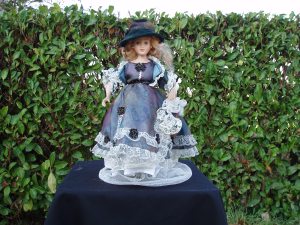 bambola ceramica vestita in stile 1800