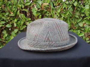 cappello uomo in feltro grigio e rosso