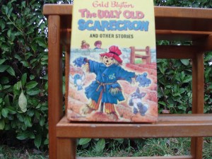 Libro in inglese The Ugly Old Scarecrow