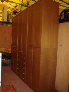 armadio da camera a sei ante in noce chiaro