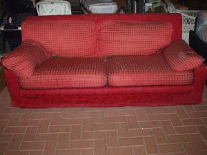 divano in stoffa rossa a tre posti