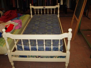 letto singolo bianco vista frontale