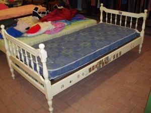 vista laterale letto bianco