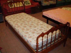 letto singolo marrone 