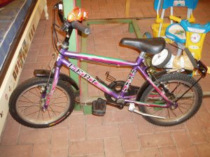 bicicletta bimbo blu con rotelle