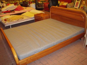 letto matrimoniale in noce chiaro