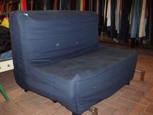 divano letto blu ingrandito
