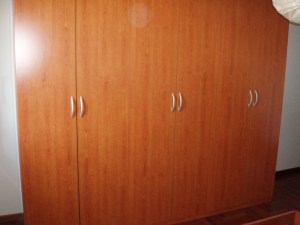 armadio di camera color ciliegio