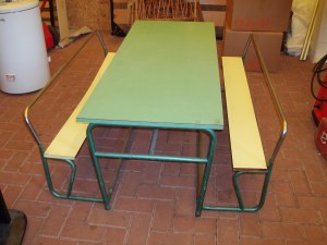 tavolo con panche per bambini