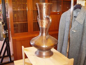 anfora in rame vista da destra