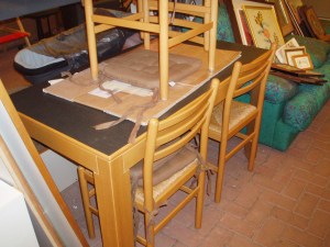 vista laterale tavolo nero