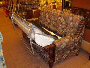 divano letto multicolore aperto