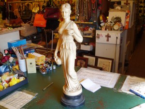 particolare seconda statua