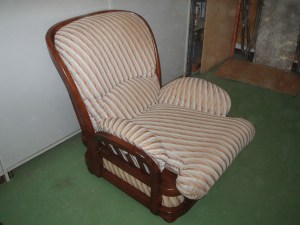 poltrona in legno massello rivestita a strisce