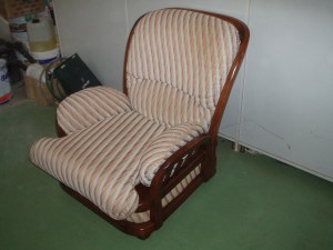 poltrona in legno rivestita a strisce