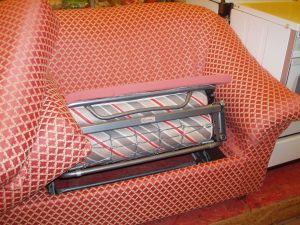 particolare del letto del divano rosso a scacchi bianchi