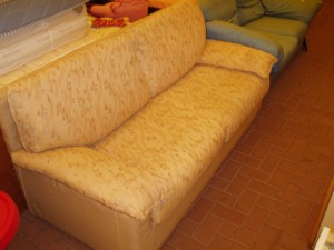 divano beige tre posti