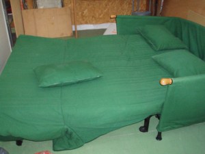divano letto verde aperto