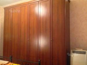 armadio noce scuro a sei ante lunghe