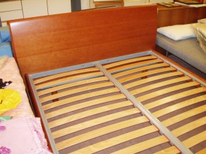 letto matrimoniale in legno color ciliegio