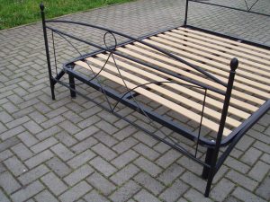 letto nero in ferro battuto vista sponda dietro