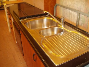 cucina lineare nera vista laterale destra