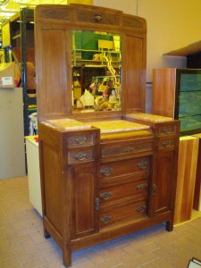 comò con cassetti a scomparsa e specchio