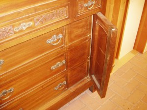 vista dei cassetti a scomparsa del comò