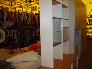 soggiorno bianco particolare vetrina