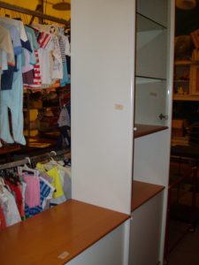 soggiorno bianco particolare della vetrina