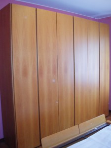 camera in noce chiaro armadio