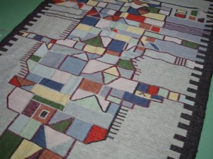 particolare del disegno del tappeto grigio e nero