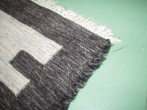 particolare del bordo del tappeto grigio e nero