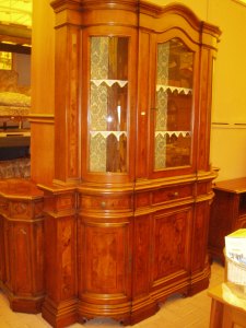 credenza in legno con vetrina