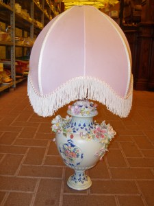 lampada capodimonte con bajour rosa